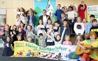 Kleine Klimaschützer 2019: Gruppenfoto bei der Preisverleihung durch Oberbürgermeisterin Brigitte Merk-Erbe und Landrat Hermann Hübner. Die Kinder lachen und strecken fröhlich die Hände in die Luft. 