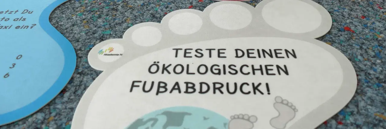 Ökologischen Fussabdruck spielerisch testen mit der Bodenversion. Ideal geeignet für Events. Kann kostenlos bei den Klimaschutzmanagements der Region Bayreuth ausgeliehen werden. 