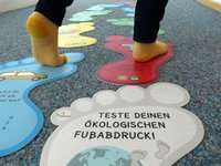 Ökologischen Fussabdruck spielerisch testen mit der Bodenversion. Ideal geeignet für Events. Kann kostenlos bei den Klimaschutzmanagements der Region Bayreuth ausgeliehen werden. 