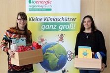 von links: Carola Kiene (Klimaschutzmanagement des Landkreises Bayreuth), Stefanie Prütting (Kindergarten Kirchenbirkig)